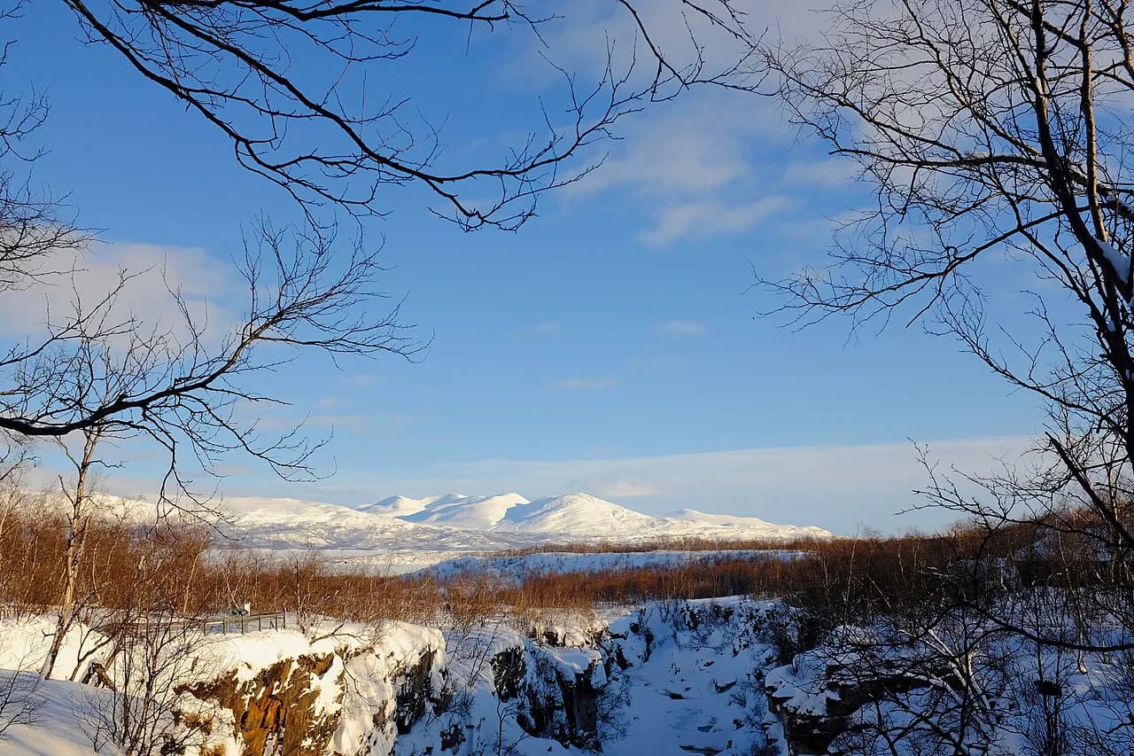 Abisko in November: Northern Lights, Snow and Short Days