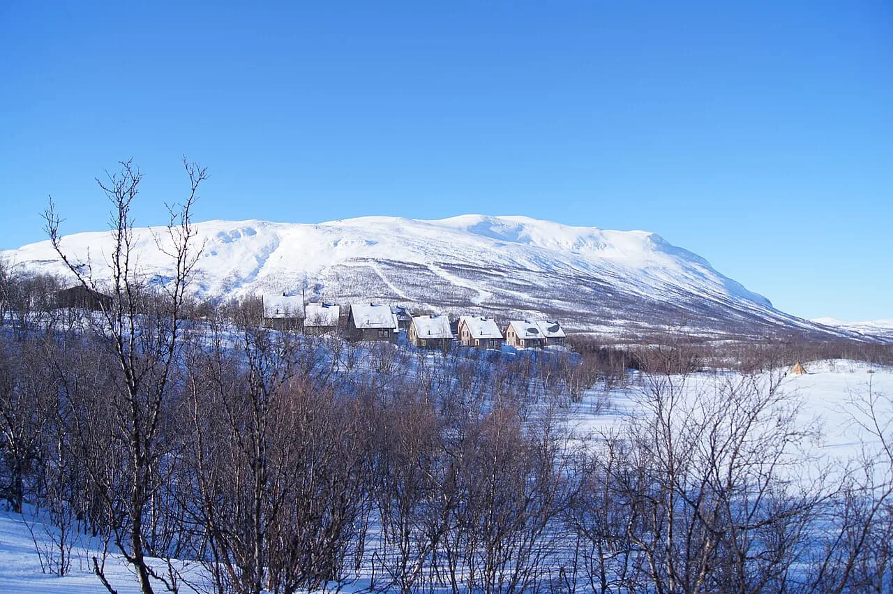 Abisko in October: Aurora Season, Snow and Dark Nights