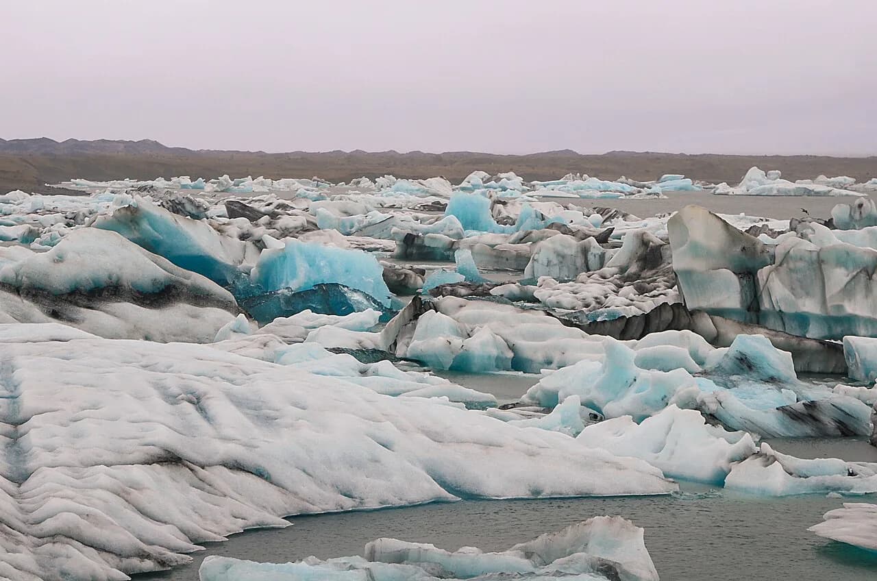 Jökulsárlón Glacier Lagoon: Winter Tours & Aurora Guide