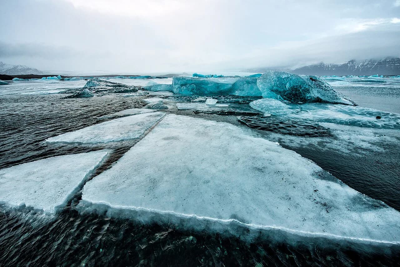 Jökulsárlón in December: Daylight, Ice and Aurora Nights