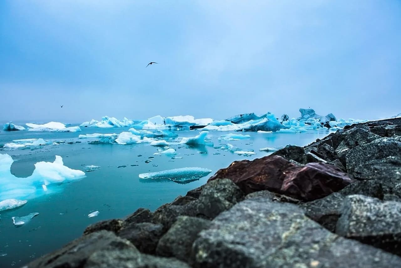 Jökulsárlón in February: Ice Caves, Aurora and Short Days