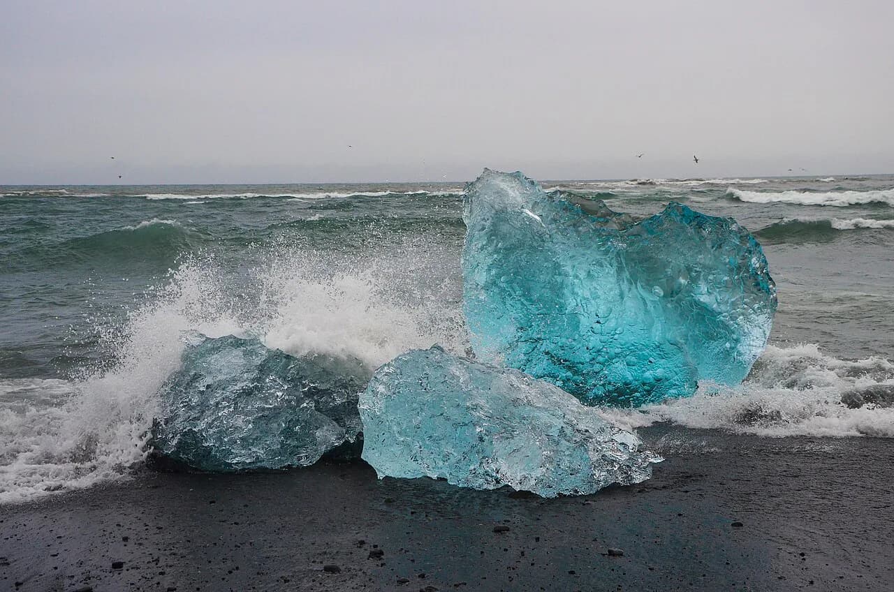 Jökulsárlón in March: Ice Caves, Daylight and Aurora Nights