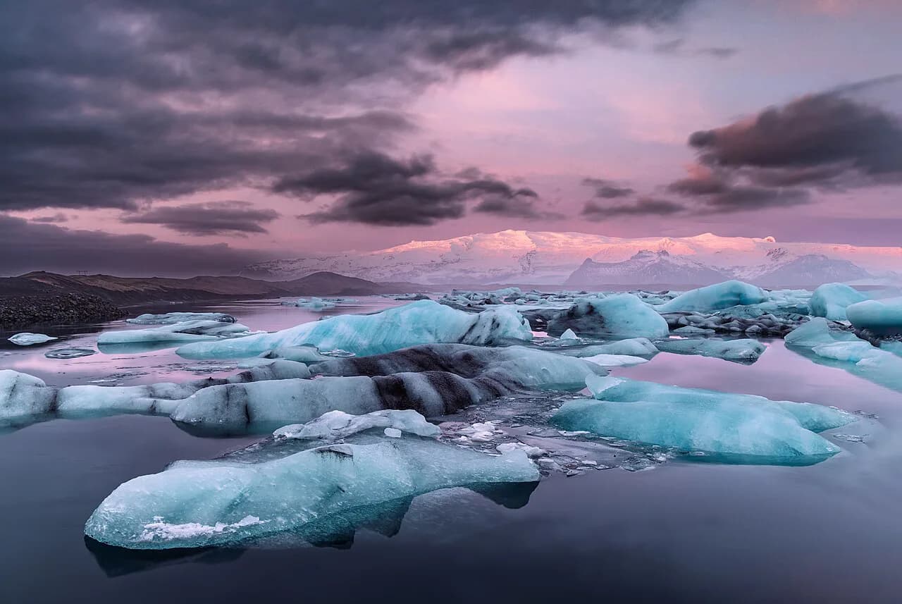 Jökulsárlón in Winter: Where to Stay & Ice Cave Tips