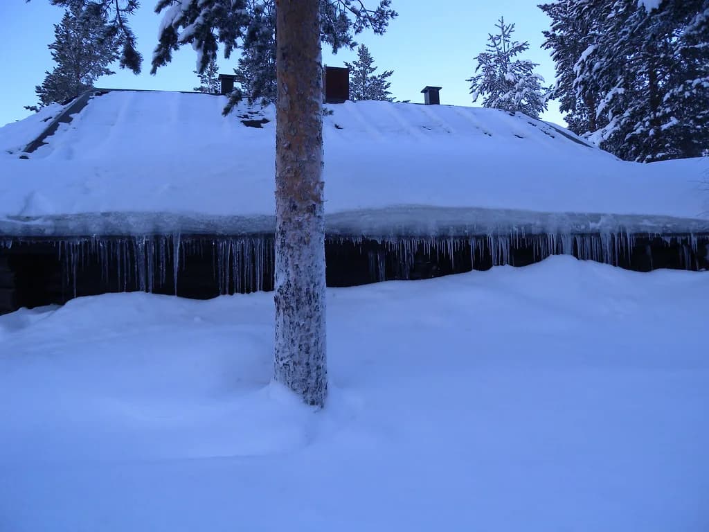 Levin Iglut (Golden Crown): Glass Igloos Above Levi