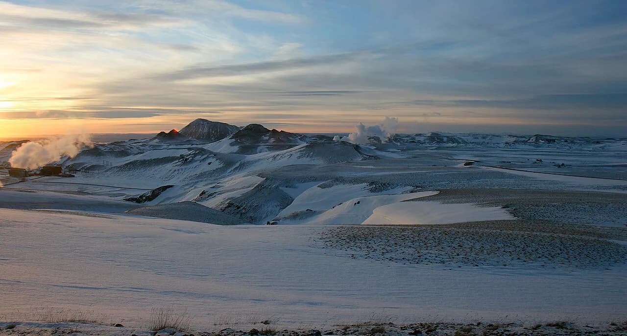 Mývatn in Winter: Geothermal Sights, Ice Caves & Aurora