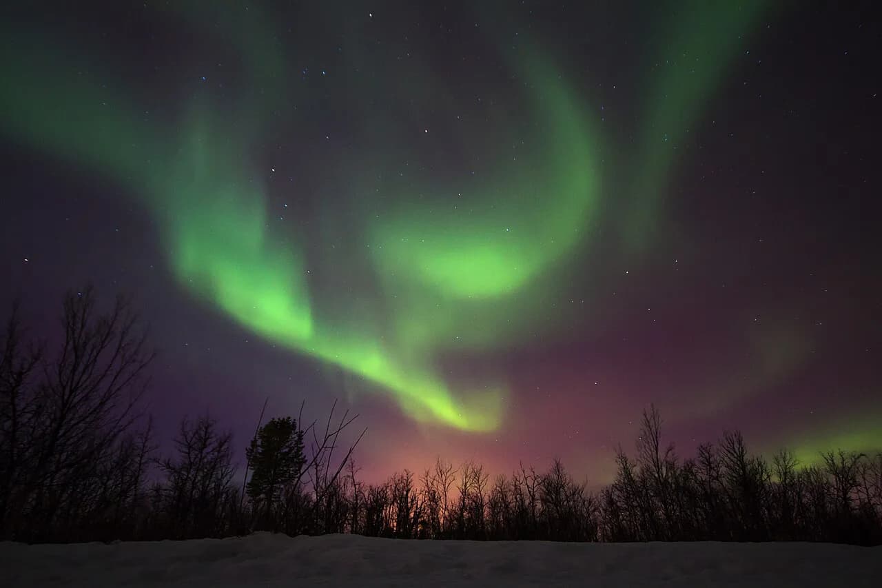 How to Photograph Northern Lights in Europe: Camera vs Phone