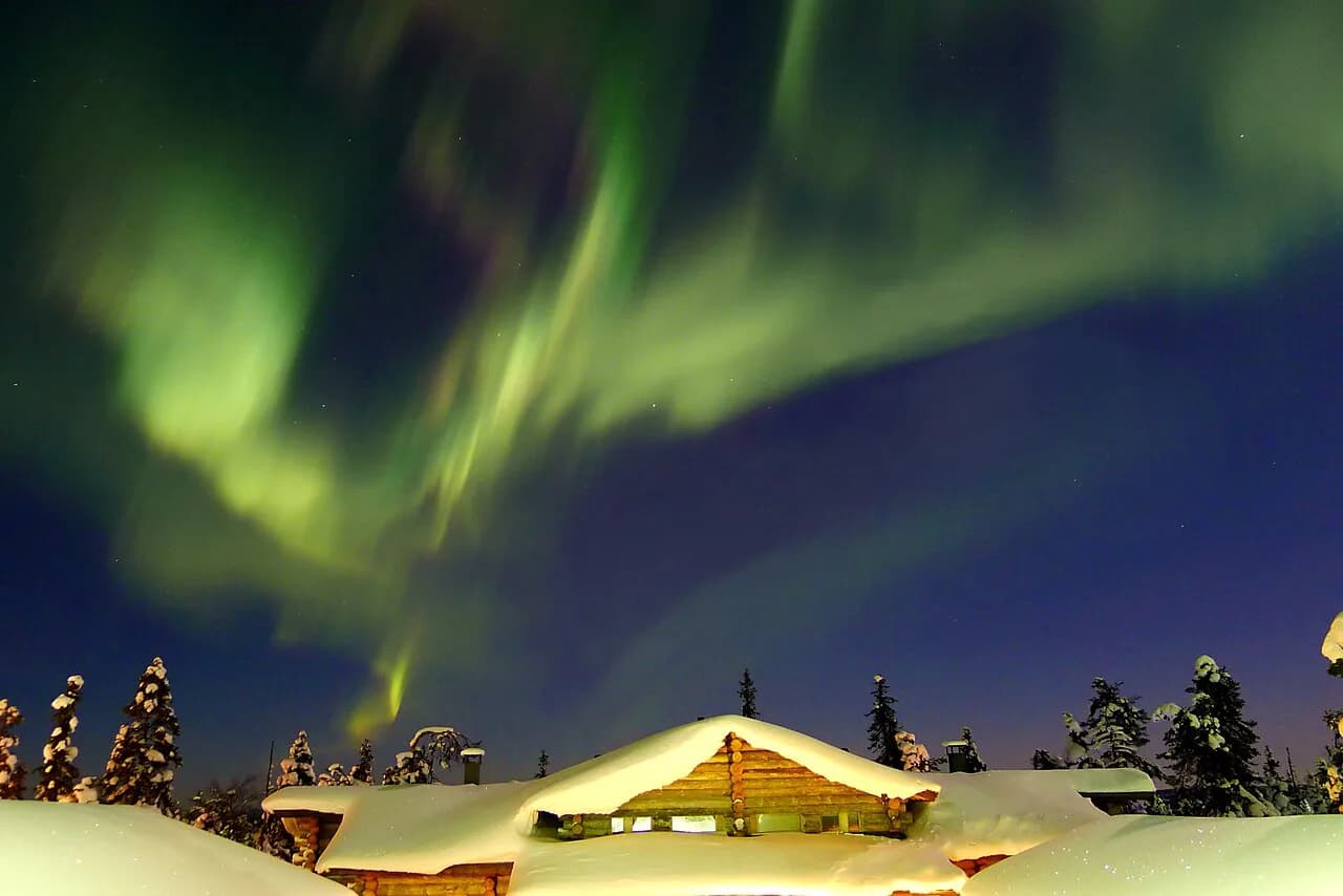 Ruka Northern Lights Tours: Sledging & Chase Guide