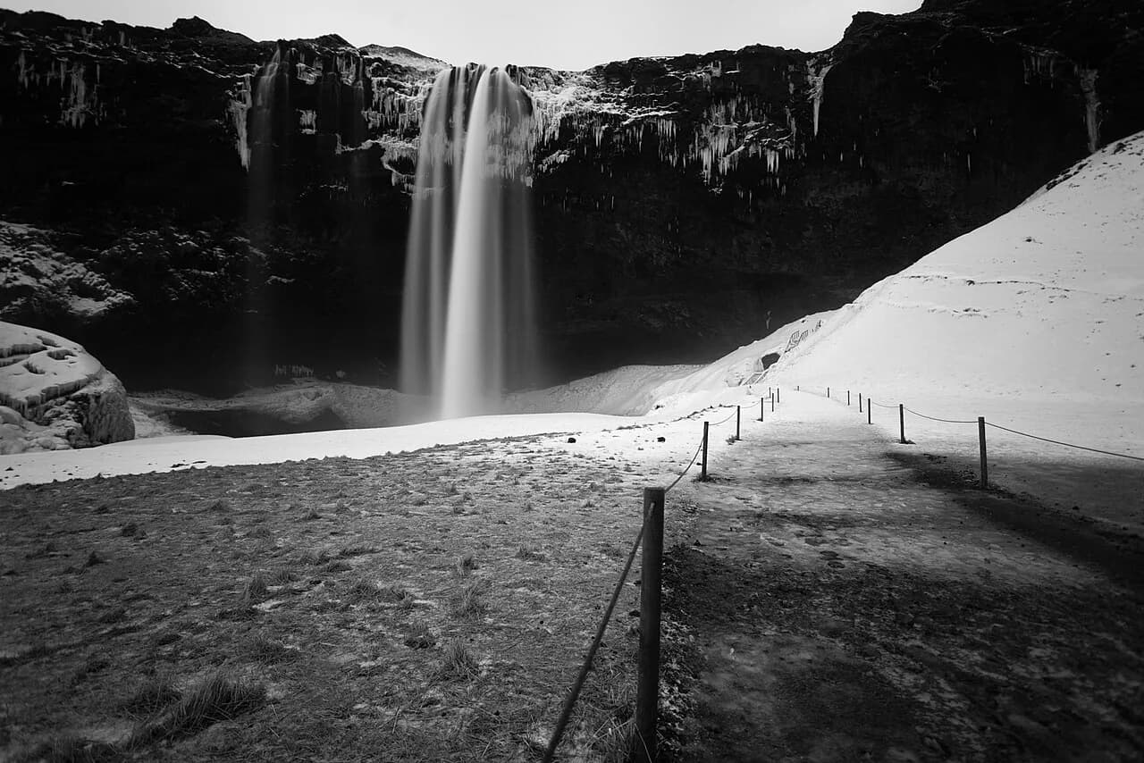 Seljalandsfoss in Winter: Walk-Behind Falls & Aurora Stops