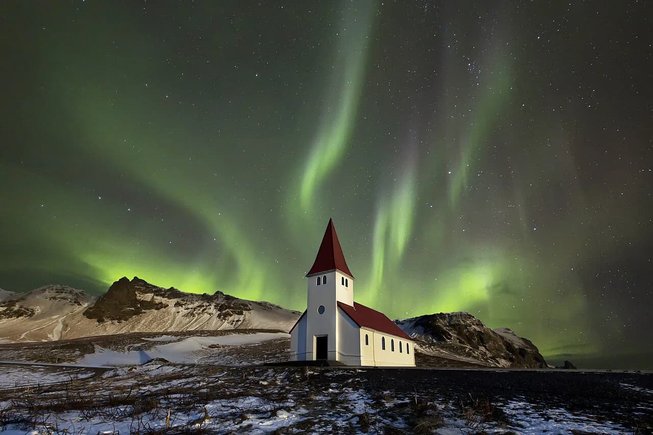 Vík Aurora Forecast: Read Kp, Cloud & Solar Wind Data