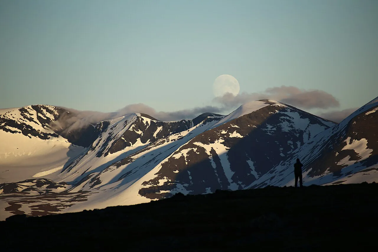 Fullmåne och fotograf i Abisko National Park