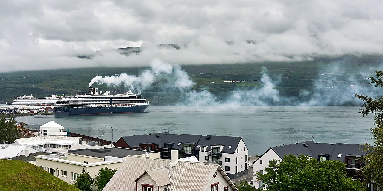 ISL Akureyri cruise vessel vapors V P