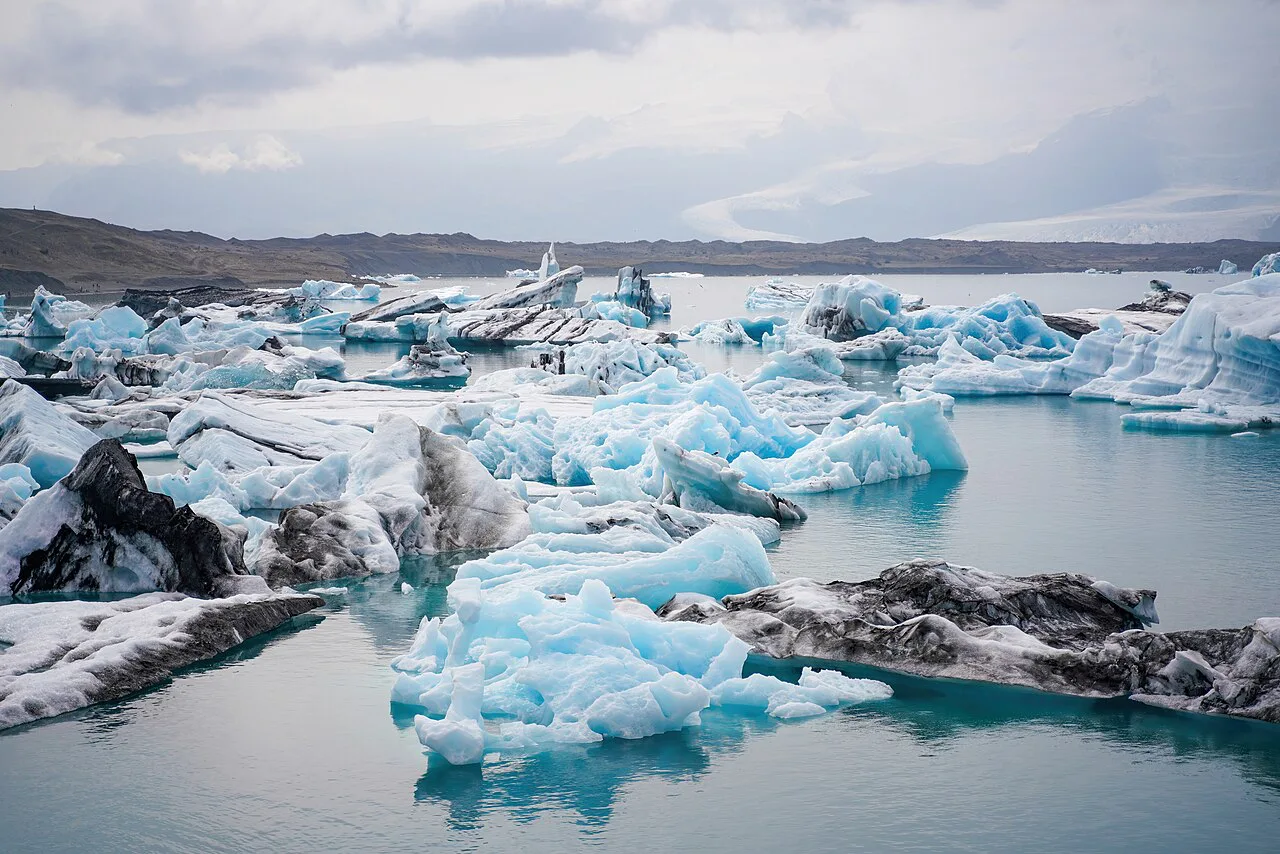Icebergs at Jökulsárlón (Iceland) Photo by Giles Laurent