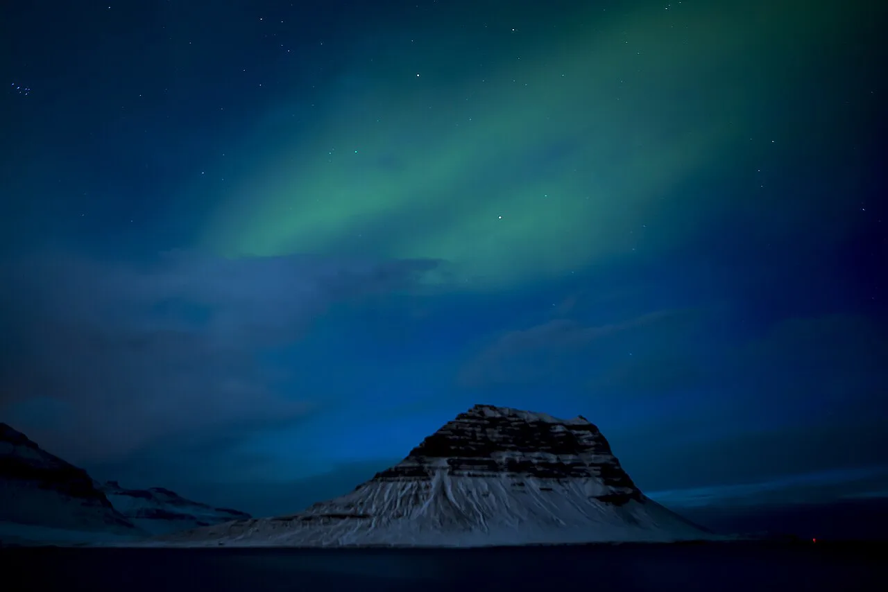Nooderlicht boven de baai van Grondarfjordur, Snæfellsnes