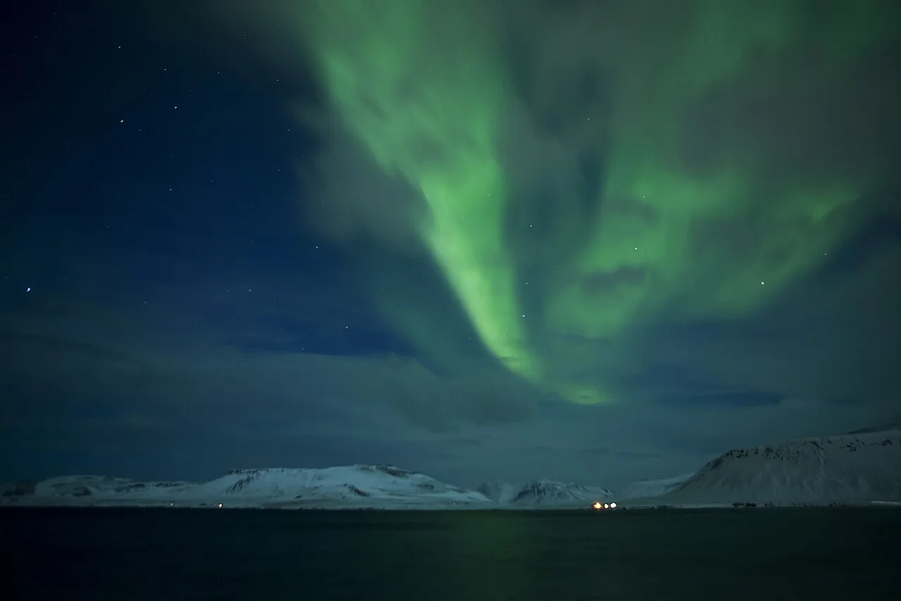 Nooderlicht boven de baai van Grondarfjordur, Snæfellsnes