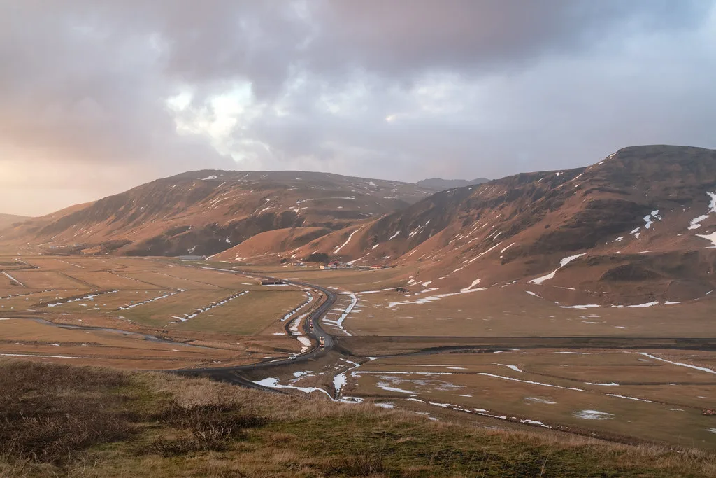 Sunlit Hills, Vík